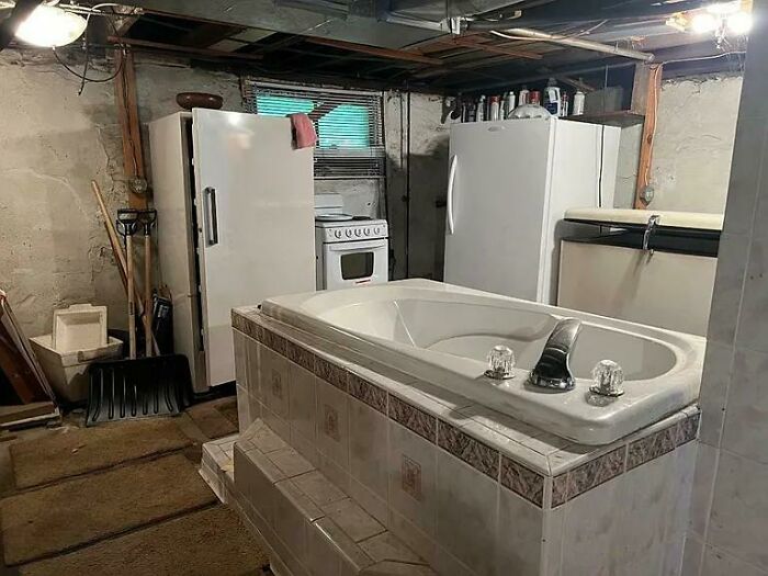 This Basement Hot Tub Is Giving Off Some Real "Silence Of The Lambs" Vibes