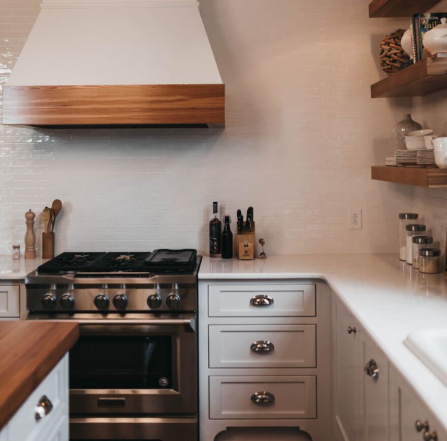 White and wooden hode in the kitchen