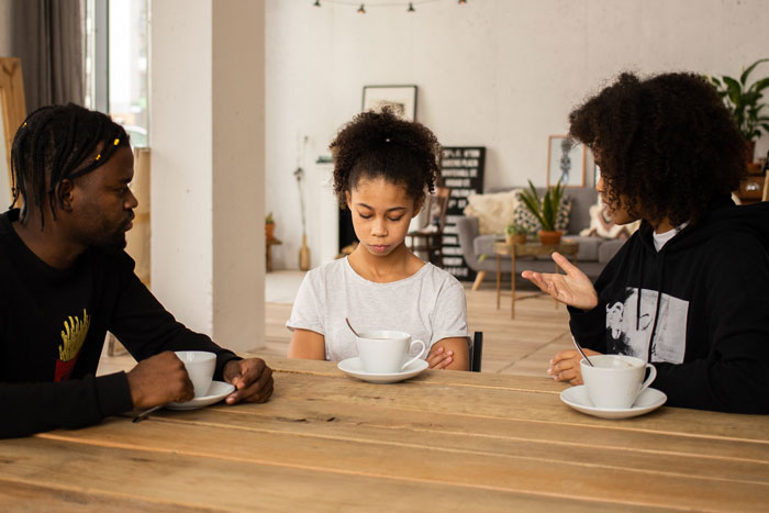 Woman's Oblivious To The Fact That Her Brother Is Her Actual Dad, Mom Doesn’t Know How To Say It Woman's Oblivious To The Fact That Her Brother Is Her Actual Dad, Mom Doesn’t Know How To Say It