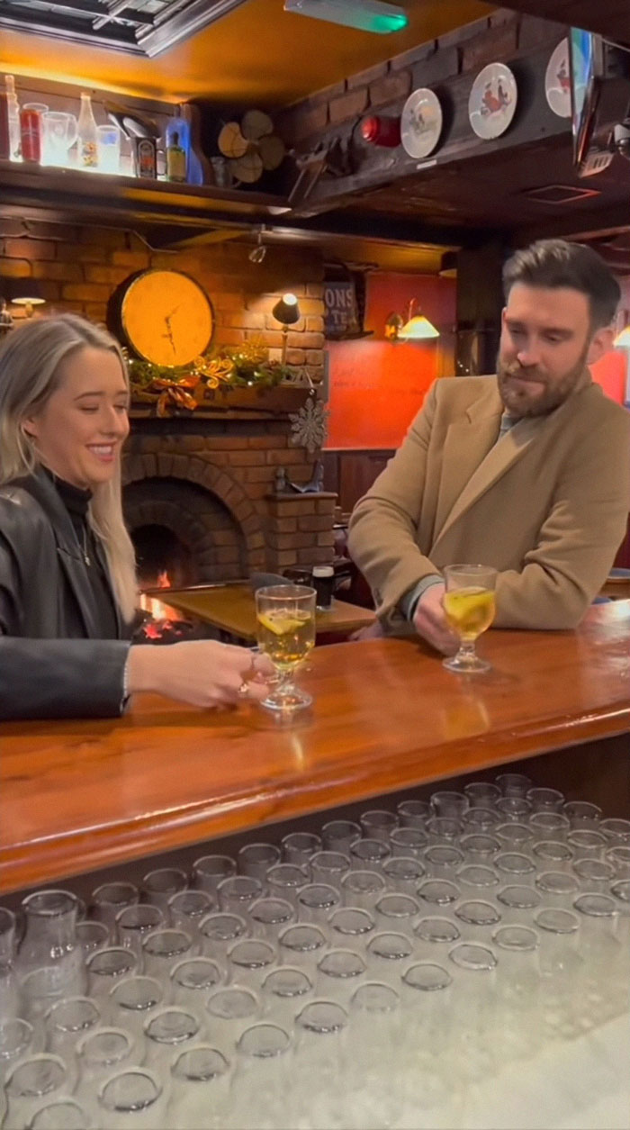 Pub Spends Only £700 To Highlight Loneliness And Becomes “This Year’s Best Christmas Ad” Pub Spends Only £700 To Highlight Loneliness And Becomes “This Year’s Best Christmas Ad”