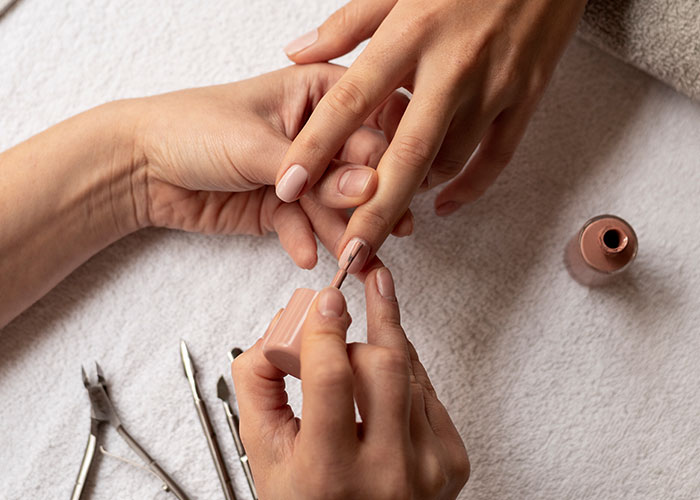 “This Is How Sales Work”: People Praise Woman Who Takes Clients To The Nail Salon For Business “This Is How Sales Work”: People Praise Woman Who Takes Clients To The Nail Salon For Business