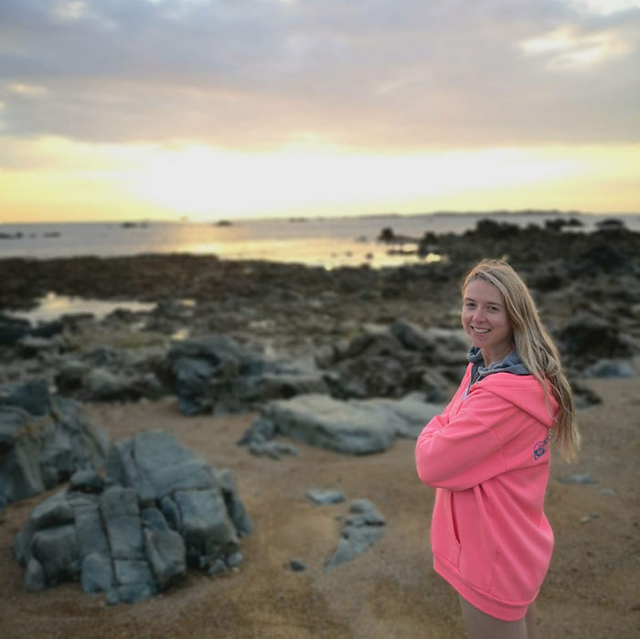 A Woman’s Wedding Dress Shopping Goes Viral As People Notice Something Is Off With Her Photo A Woman’s Wedding Dress Shopping Goes Viral As People Notice Something Is Off With Her Photo