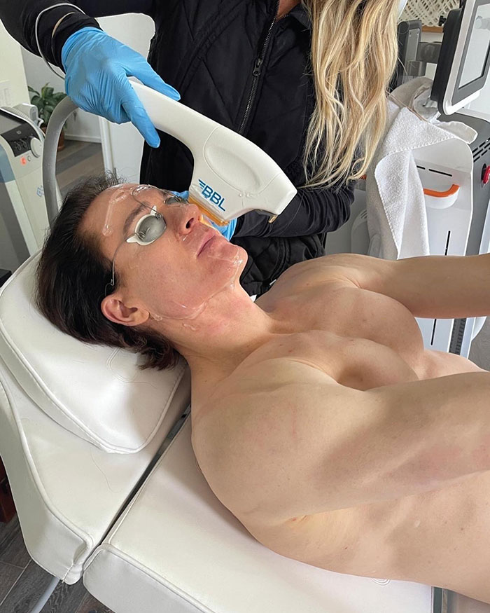 People Say Tech Mogul’s Attempt At Reversing His Age Has Given Him An “Uncanny Valley” Look People Say Tech Mogul’s Attempt At Reversing His Age Has Given Him An “Uncanny Valley” Look