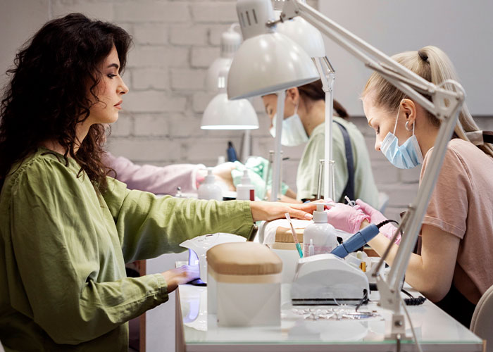 “This Is How Sales Work”: People Praise Woman Who Takes Clients To The Nail Salon For Business “This Is How Sales Work”: People Praise Woman Who Takes Clients To The Nail Salon For Business