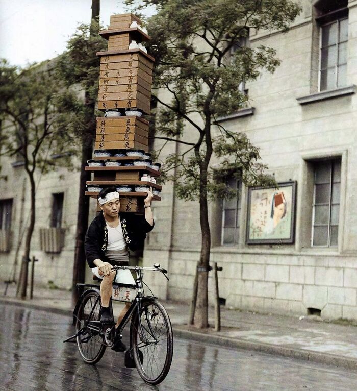 1935, se ve a un hombre japonés en bicicleta por Tokio con una carga de fideos soba al hombro