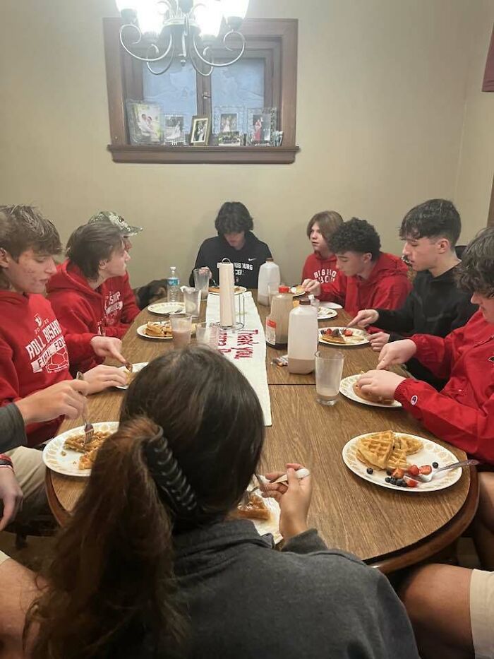 Teenagers Continue Tradition Of Breakfasts With Grandma After Their Friend Passes Away Teenagers Continue Tradition Of Breakfasts With Grandma After Their Friend Passes Away