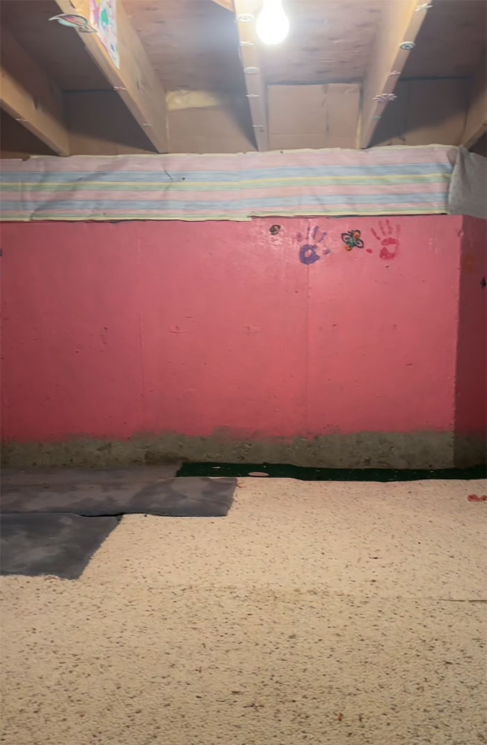 People Urge Woman To Call The Police Upon Discovering Secret Room Painted With Kids’ Handprints