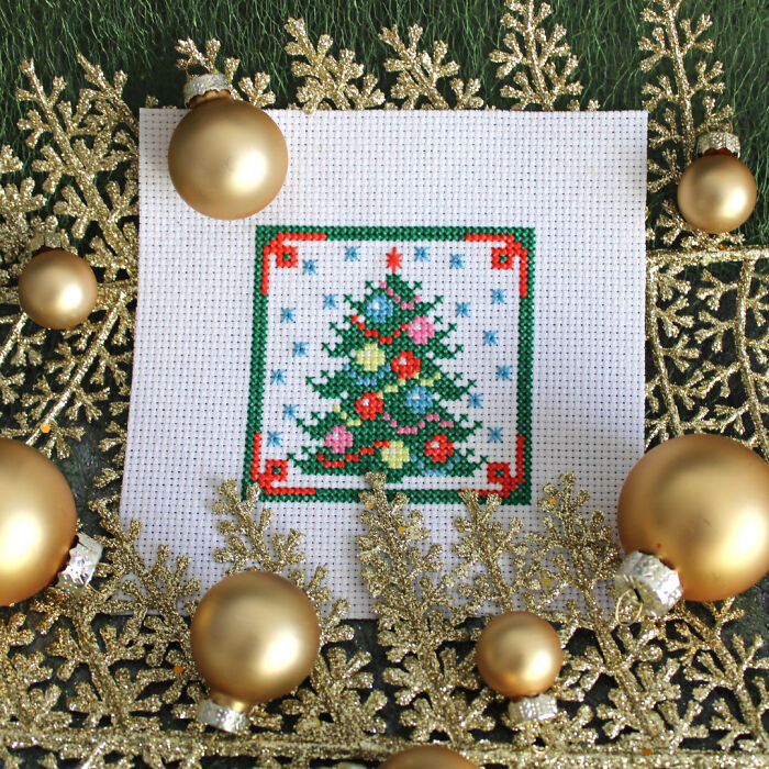 Christmas Miniatures: Simple And Easy Cross-Stitch Patterns (7 Pics)