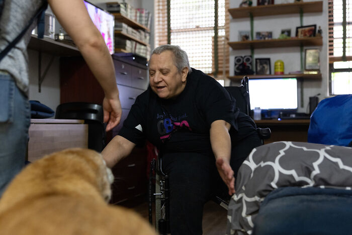 Volunteers Of Paws NY Help These People To Take Care Of Their Pets So That They Won’t Get Separated Volunteers Of Paws NY Help These People To Take Care Of Their Pets So That They Won’t Get Separated