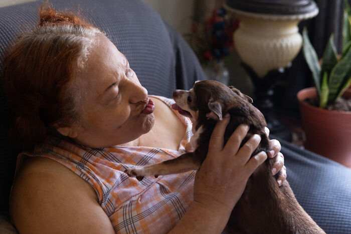 Volunteers Of Paws NY Help These People To Take Care Of Their Pets So That They Won’t Get Separated Volunteers Of Paws NY Help These People To Take Care Of Their Pets So That They Won’t Get Separated