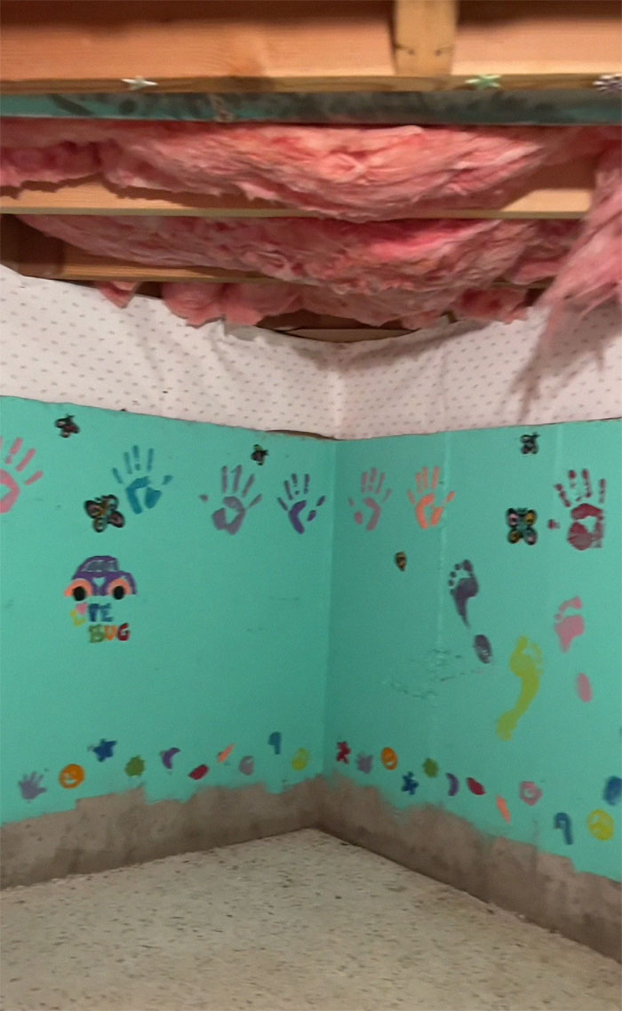 People Urge Woman To Call The Police Upon Discovering Secret Room Painted With Kids’ Handprints