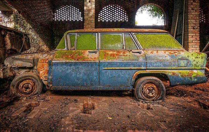 During Our Exploration Of Abandoned Factory, We Were Surprised By Unexpected Finds Of Classic Cars (17 Pics)