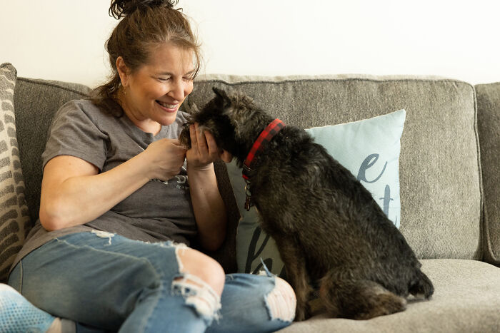 Volunteers Of Paws NY Help These People To Take Care Of Their Pets So That They Won’t Get Separated Volunteers Of Paws NY Help These People To Take Care Of Their Pets So That They Won’t Get Separated