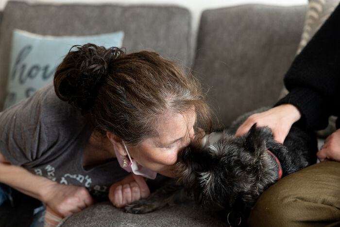 Volunteers Of Paws NY Help These People To Take Care Of Their Pets So That They Won’t Get Separated Volunteers Of Paws NY Help These People To Take Care Of Their Pets So That They Won’t Get Separated