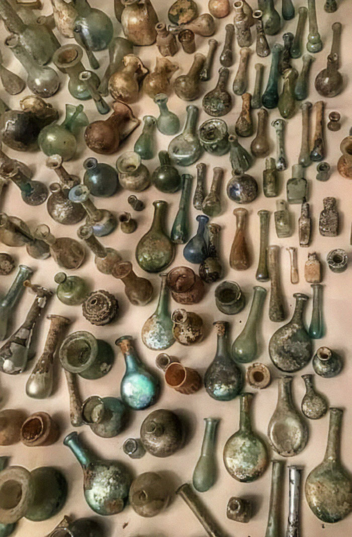 Antiguas botellas de vidrio romanas