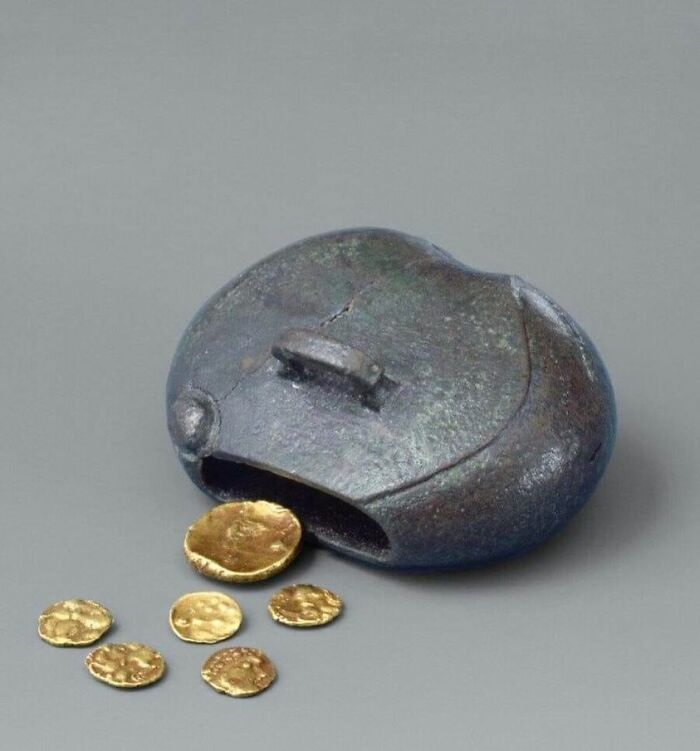 Este pequeño monedero de bronce (4,3x3,3 cm) se encontró con seis monedas de oro en su interior en el poblado celta de Manching (Alemania)