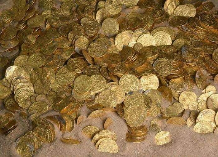  A Hoard Of Nearly 2,000 Gold Coins That Were Minted By Rulers Of The Fatimid Kingdom A Millennium Ago Were Unearthed Off The Coast Of Israel