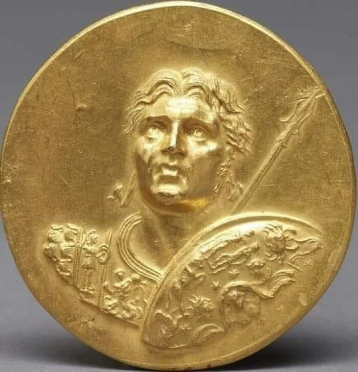 Impresionante medallón de oro con el retrato de Alejandro Magno