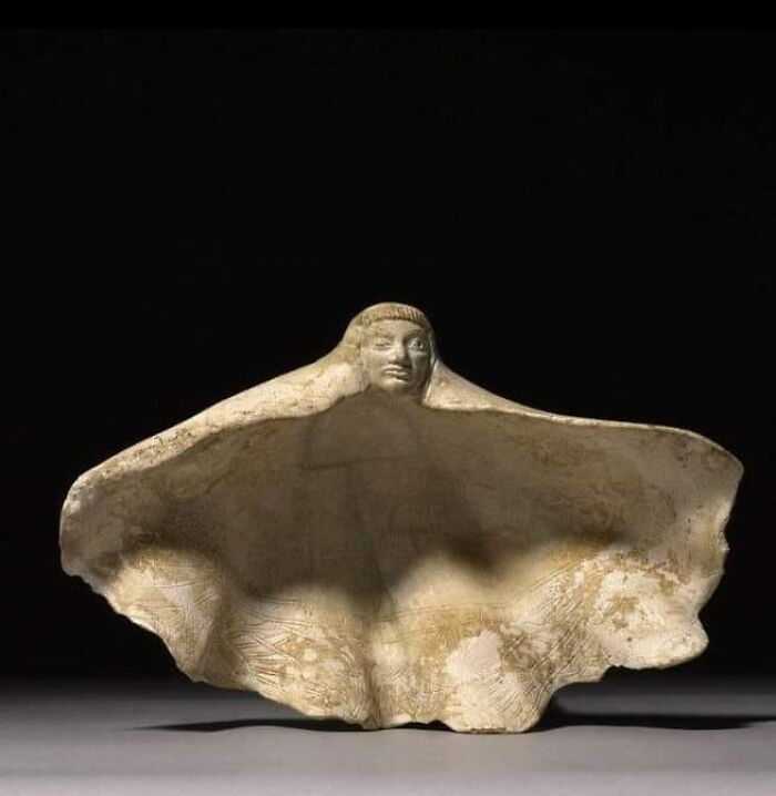 Concha marina con cabeza tallada en el vértice (probablemente fenicia, 600 a.C.)