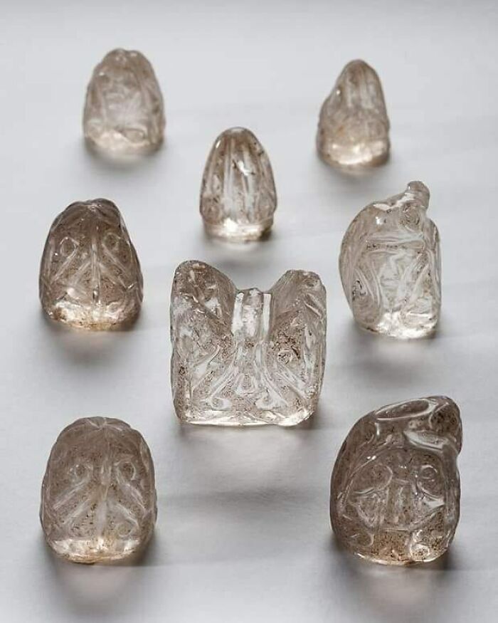 Una serie de piezas de ajedrez de cristal del siglo XI del Museo de la Catedral de Ourense (España)