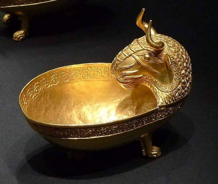 El cuenco de oro con cabeza de toro conocido como "la copa de Atila", parte del tesoro de Nagyszentmiklós descubierto en Hungría, data del siglo VI d.C.