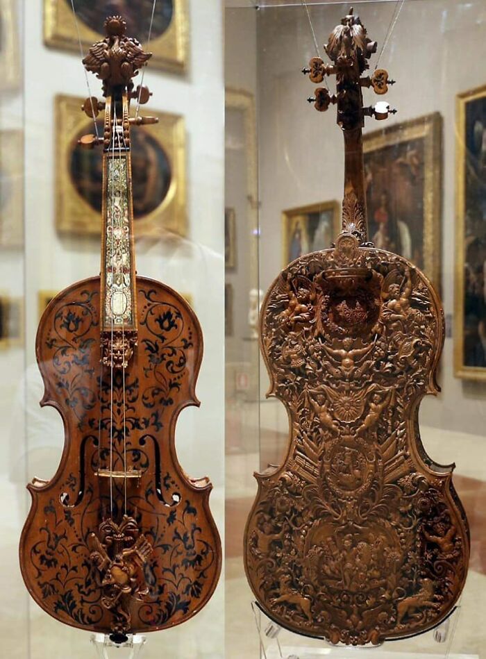 Violín intrincadamente tallado de Domenico Galli, 1687
