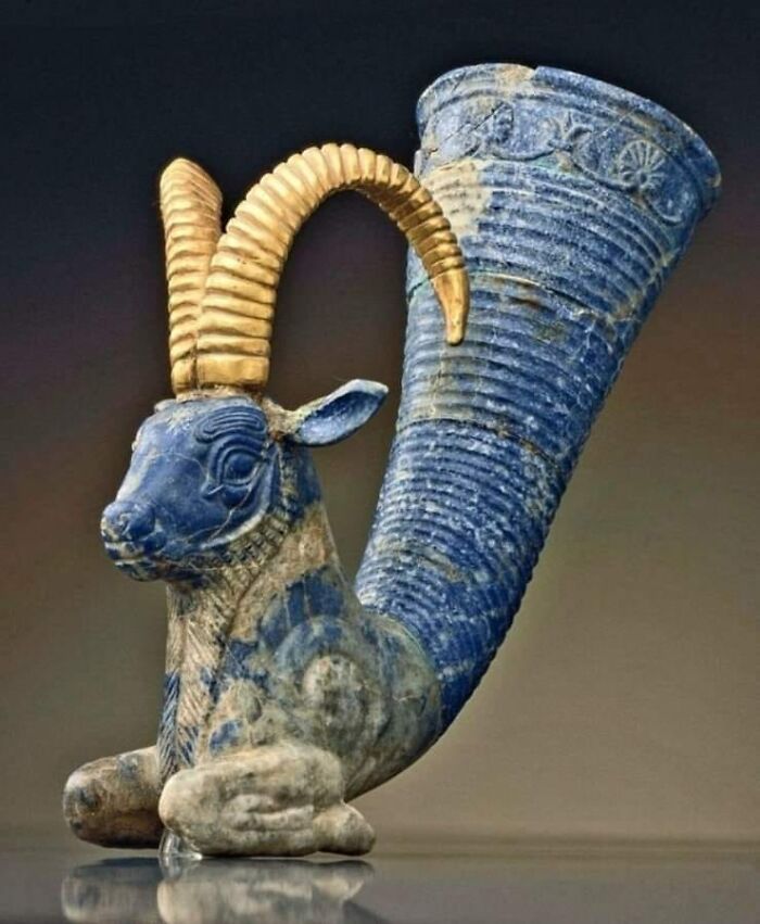Rhyton persa aqueménida (vaso para beber o para verter libaciones) de lapislázuli y oro. Siglos VI-V a.C. Fundación Abegg, Riggisberg, Suiza (6.7.63)