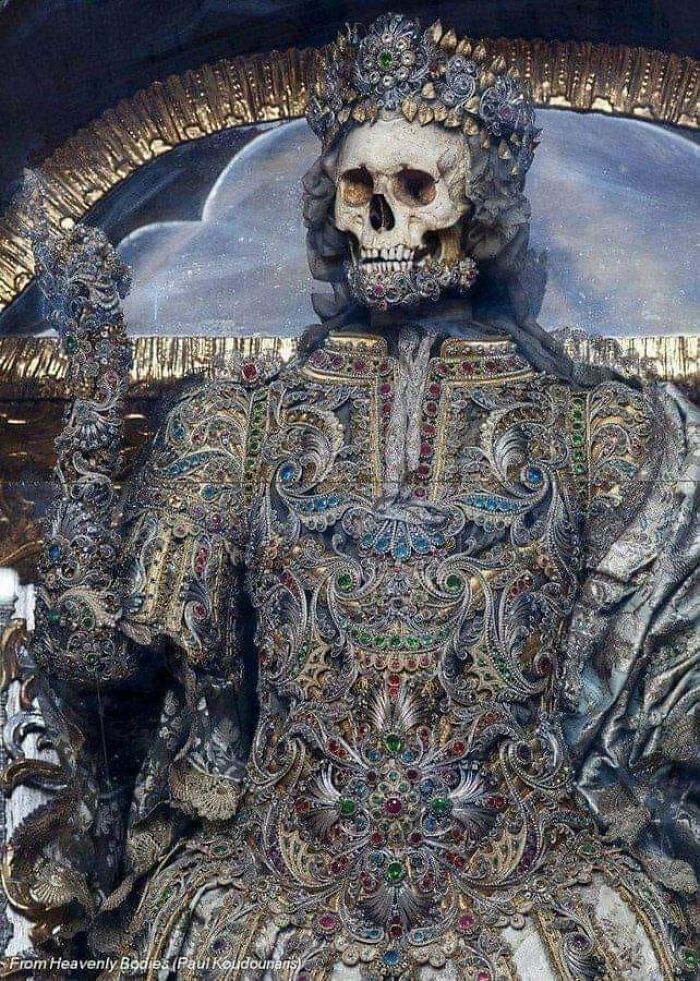 Los esqueletos con incrustaciones de joyas de los mártires romanos: Fotografías de las antiguas catacumbas subterráneas de Roma