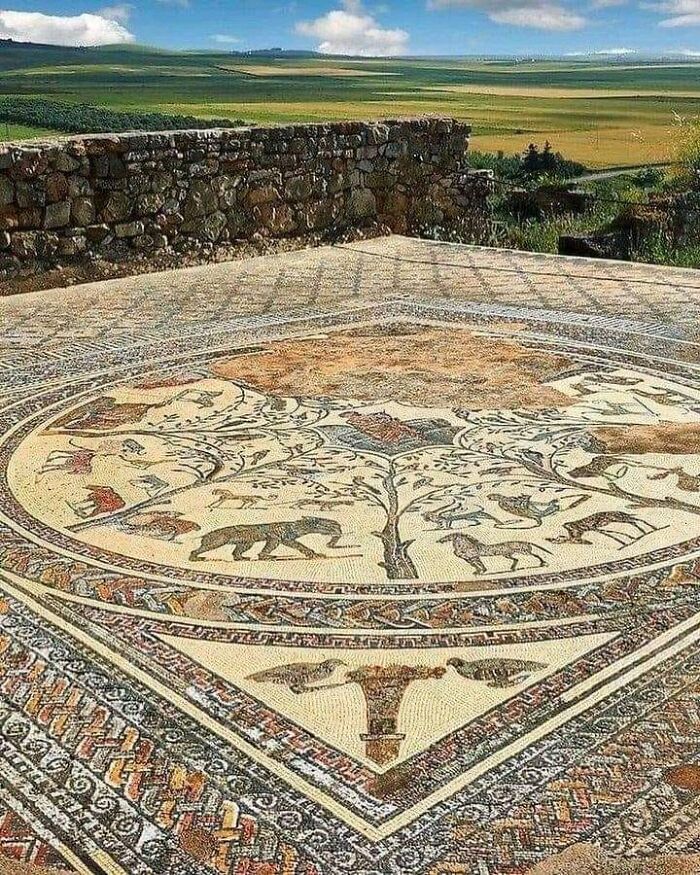 Restos de mosaico del yacimiento arqueológico de Volubilis, en las afueras de Meknes (Marruecos)