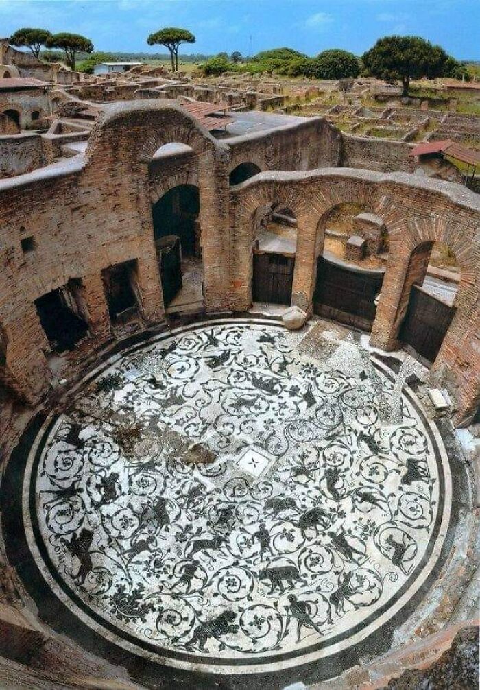 Macizo mosaico del baño de los siete sabios de Ostia Antica. Realizado hace unos 1.800 años, representa una elaborada escena de caza en blanco y negro
