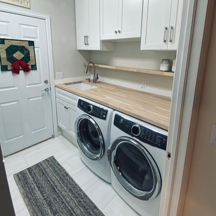 Laundry room with washing and dryer machines