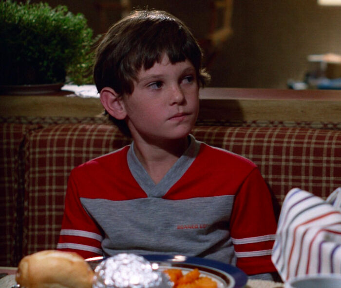 Elliot sitting and looking from E.T. the Extra-Terrestrial