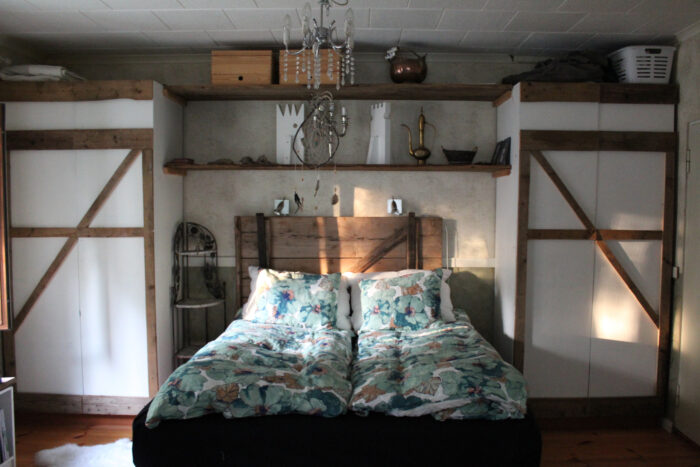 Big bed in the center of the farmhouse style room 