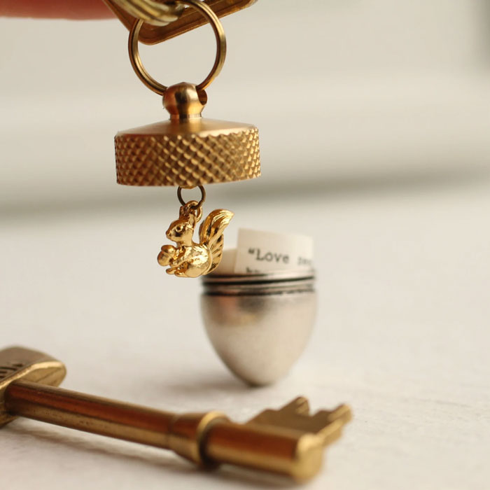 Personalized Acorn Keychain: Boasting exquisite detail and an hidden message of love and sentiment, plus the option of a golden squirrel charm for extra enchantment.