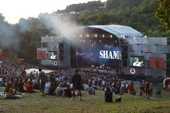 Woman Takes Friend To A Festival Medical Tent To Get Medical Attention, Sparks Huge Discussion Woman Takes Friend To A Festival Medical Tent To Get Medical Attention, Sparks Huge Discussion