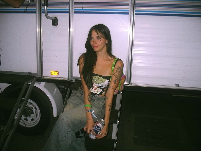 Woman Takes Friend To A Festival Medical Tent To Get Medical Attention, Sparks Huge Discussion Woman Takes Friend To A Festival Medical Tent To Get Medical Attention, Sparks Huge Discussion