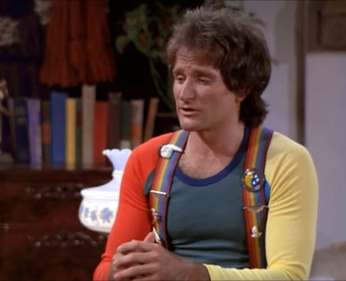 Mork sitting and talking from Mork & Mindy