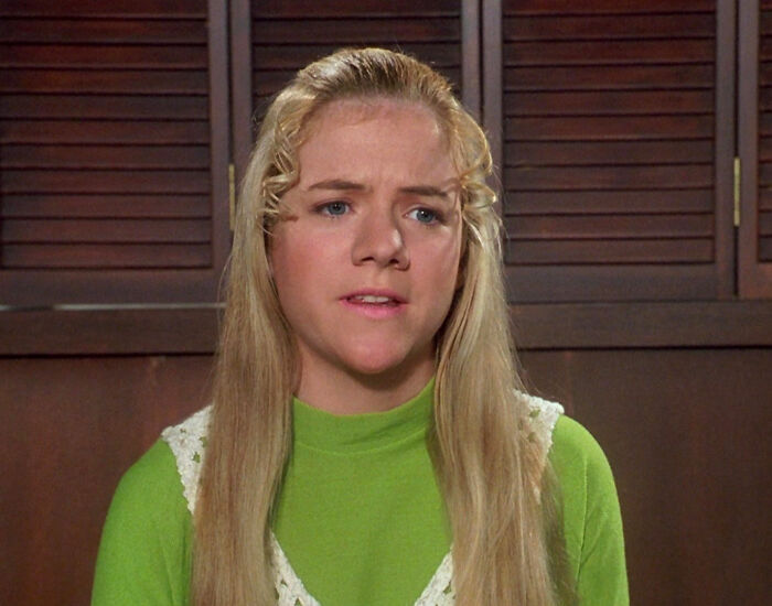 Jan Brady wearing geen clothes from The Brady Bunch movie