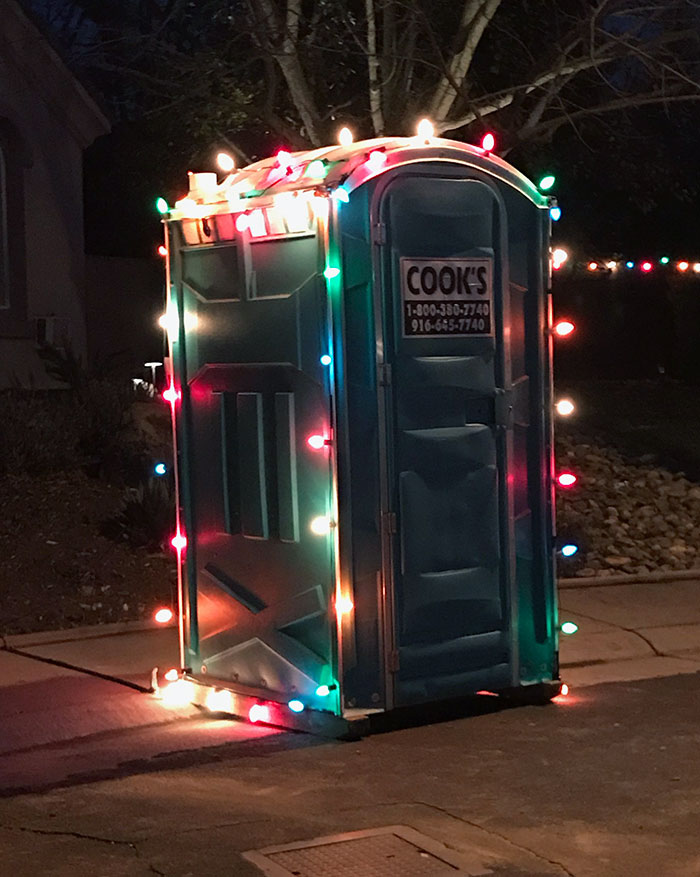 My Parents Have Contractors Doing A Long-Term Project, So My Mom Decided To Make It Festive