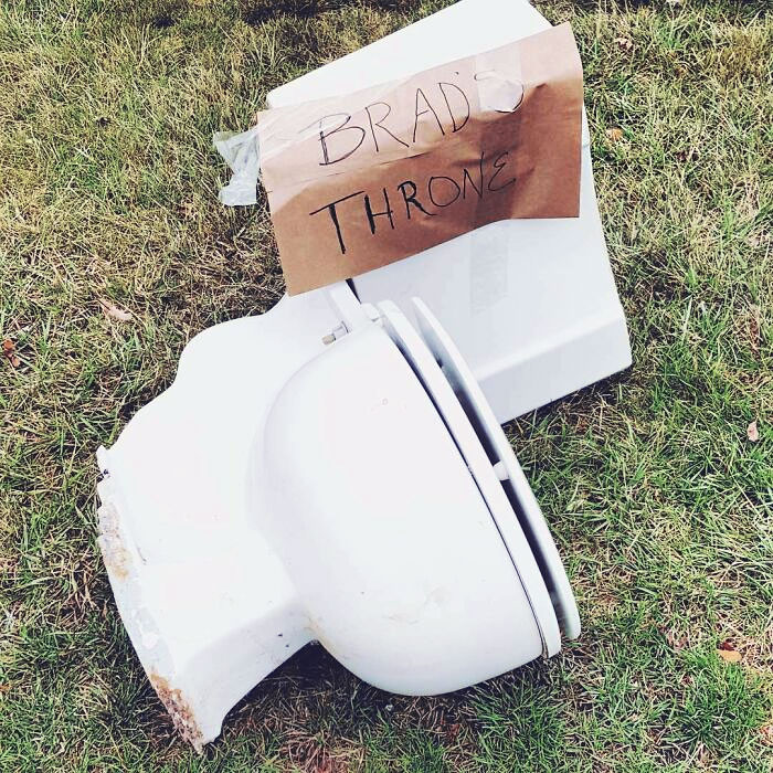 When Your Older Neighbor Sees Your Old Toilet Out For The Garbage And Puts A Sign On It