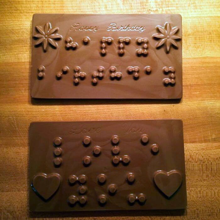 Mi hija es ciega y para su fiesta de 9º cumpleaños hicimos tabletas de chocolate con mensaje en braille