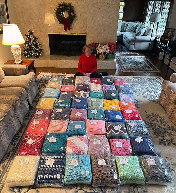 Mi madre tejió y donó 48 mantas a niños enfermos este año