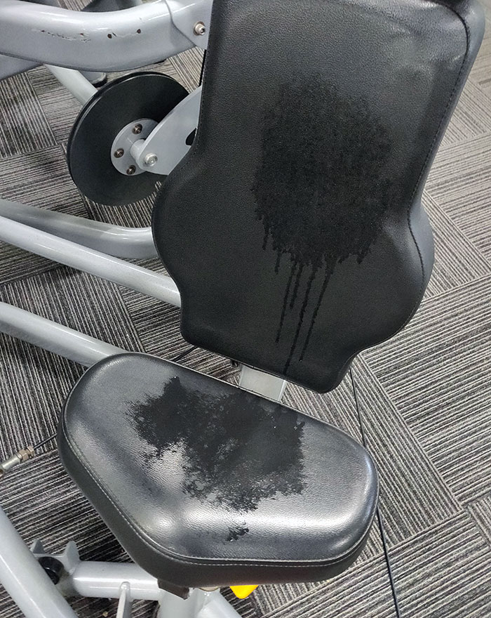 Es normal sudar en el gimnasio, pero limpia tus charcos de sudor después