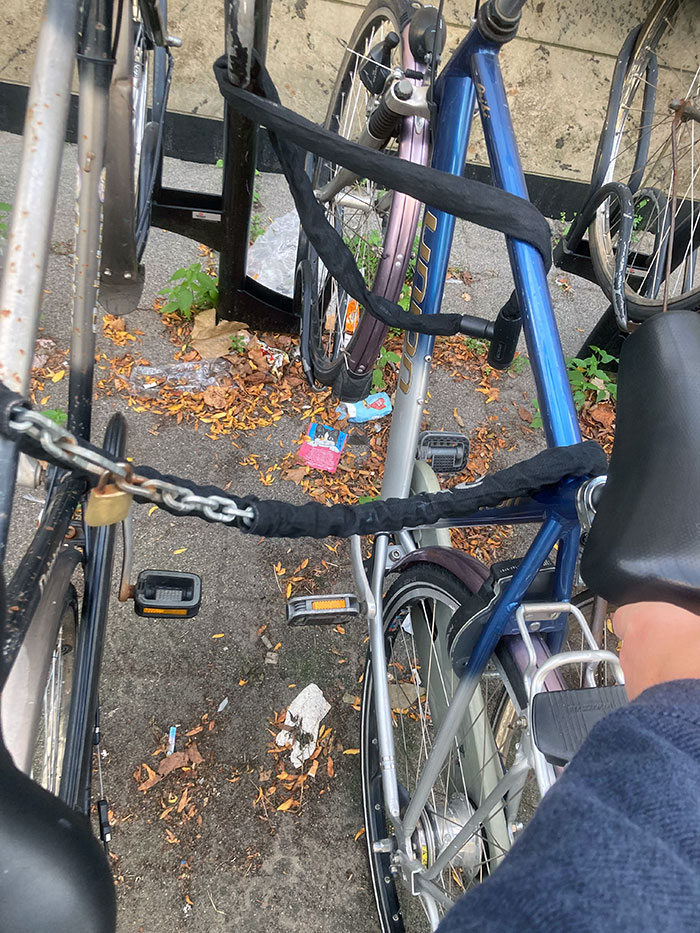 Alguien ha puesto la cadena a su bici enganchándola en la mía, no al soporte para ello. Ni lo ha intentado