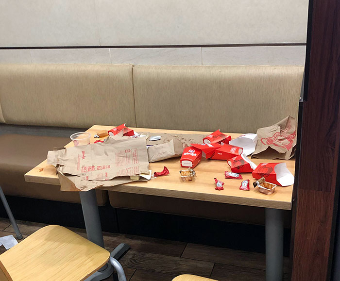 Así dejan la mesa en el restaurante de comida rápida