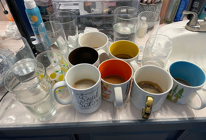 Todos los vasos y tazas que mi esposa deja en el baño en una semana. Los lavo y a la semana siguiente, lo mismo