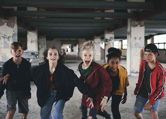 Cyclist Gets Pelted With Stones By Rowdy Kids, Gives Them The Scare Of Their Lives Cyclist Gets Pelted With Stones By Rowdy Kids, Gives Them The Scare Of Their Lives