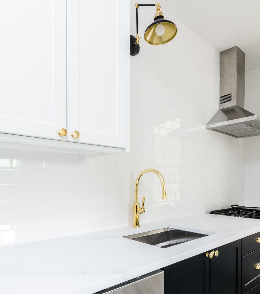 White and black kitchen cabinets 