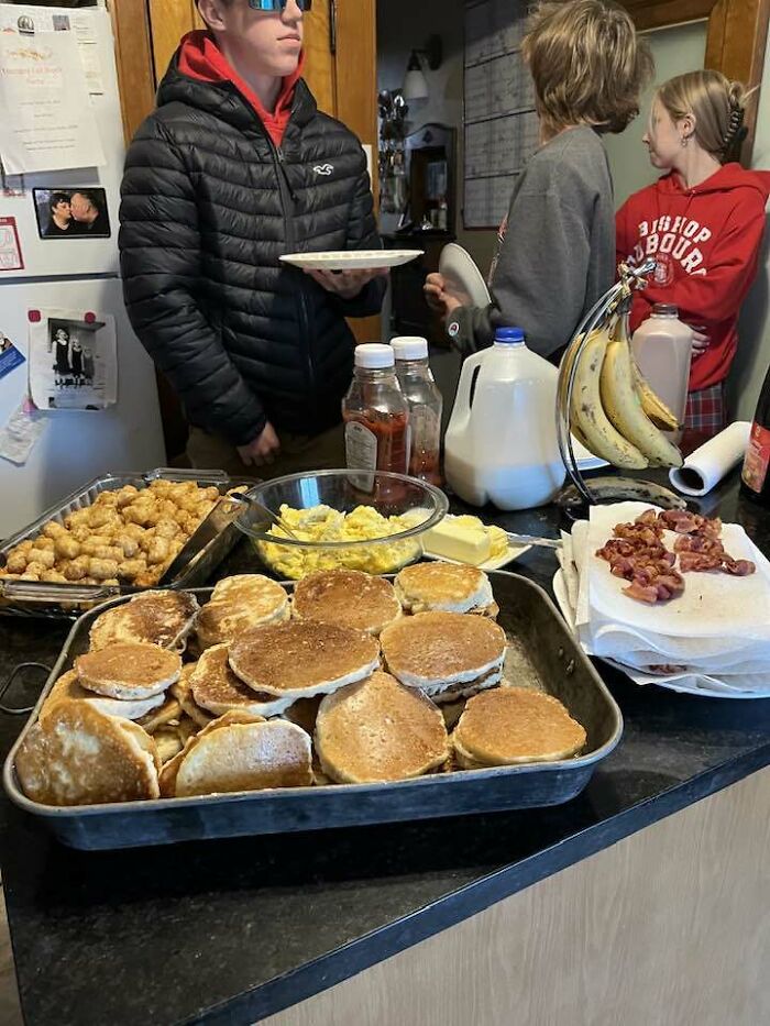 Teenagers Continue Tradition Of Breakfasts With Grandma After Their Friend Passes Away Teenagers Continue Tradition Of Breakfasts With Grandma After Their Friend Passes Away