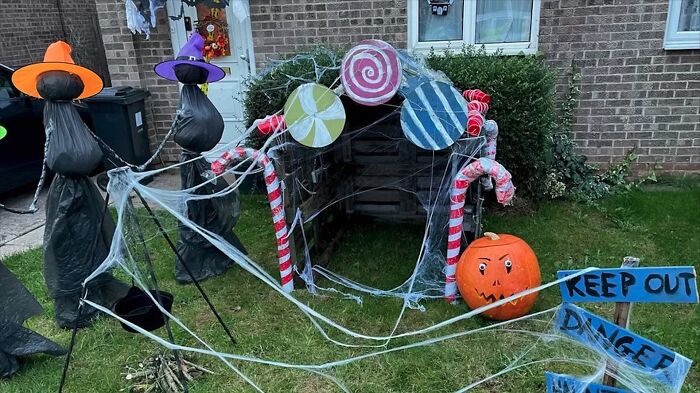 Mom’s “Low-Budget” Halloween Decoration Sparks Outrage As Neighbors Send “Anonymous” Letter